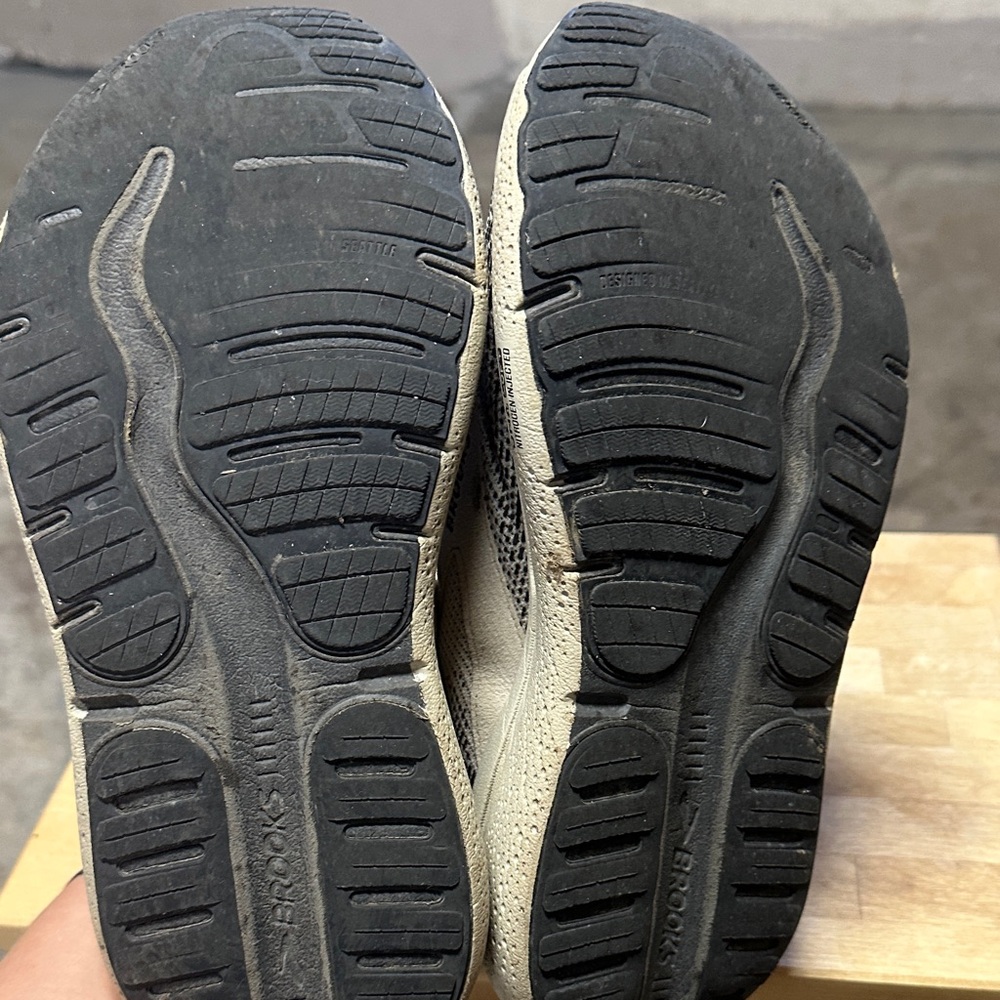 Brooks Ghost Max 2 Sneakers - Black and Cream/Tan - Picture 4 of 5